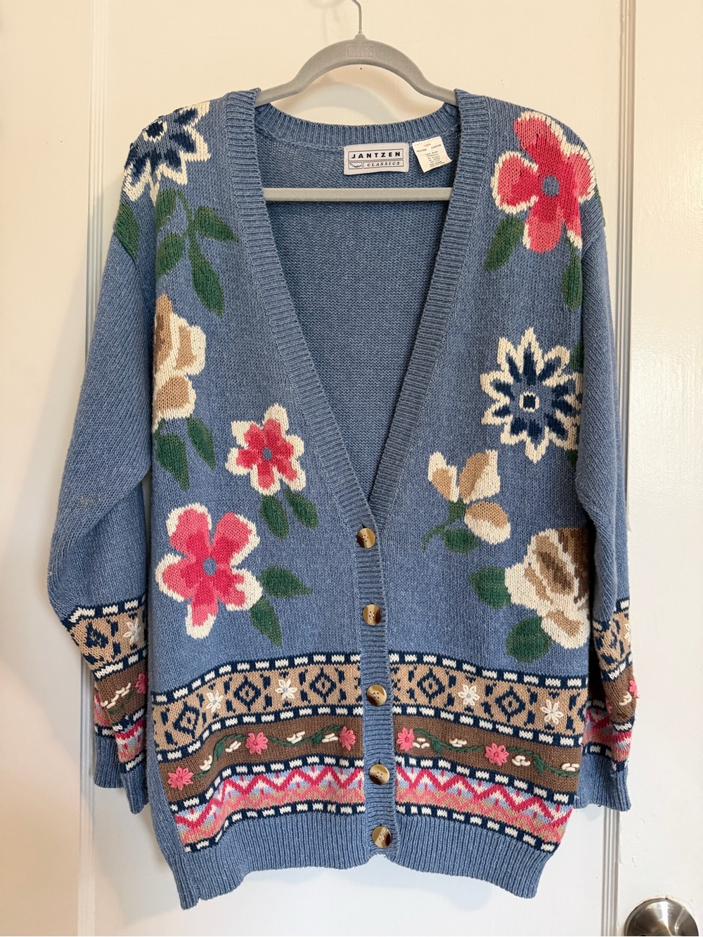 Vintage JANTZEN CLASSICS, RAMIE COTTON KNIT BLUE CARDIGAN HAND STITCHED FLOWERS - Picture 2 of 8